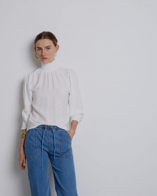 Blusa branca com gola elástica